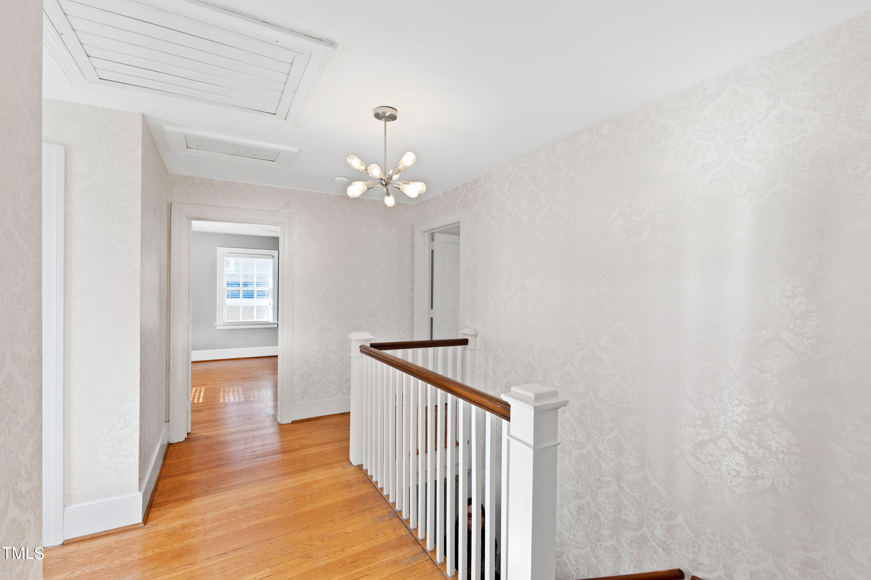 305 Hillcrest Road Raleigh, NC 27605 - Photo 18 of 45 17 Landing