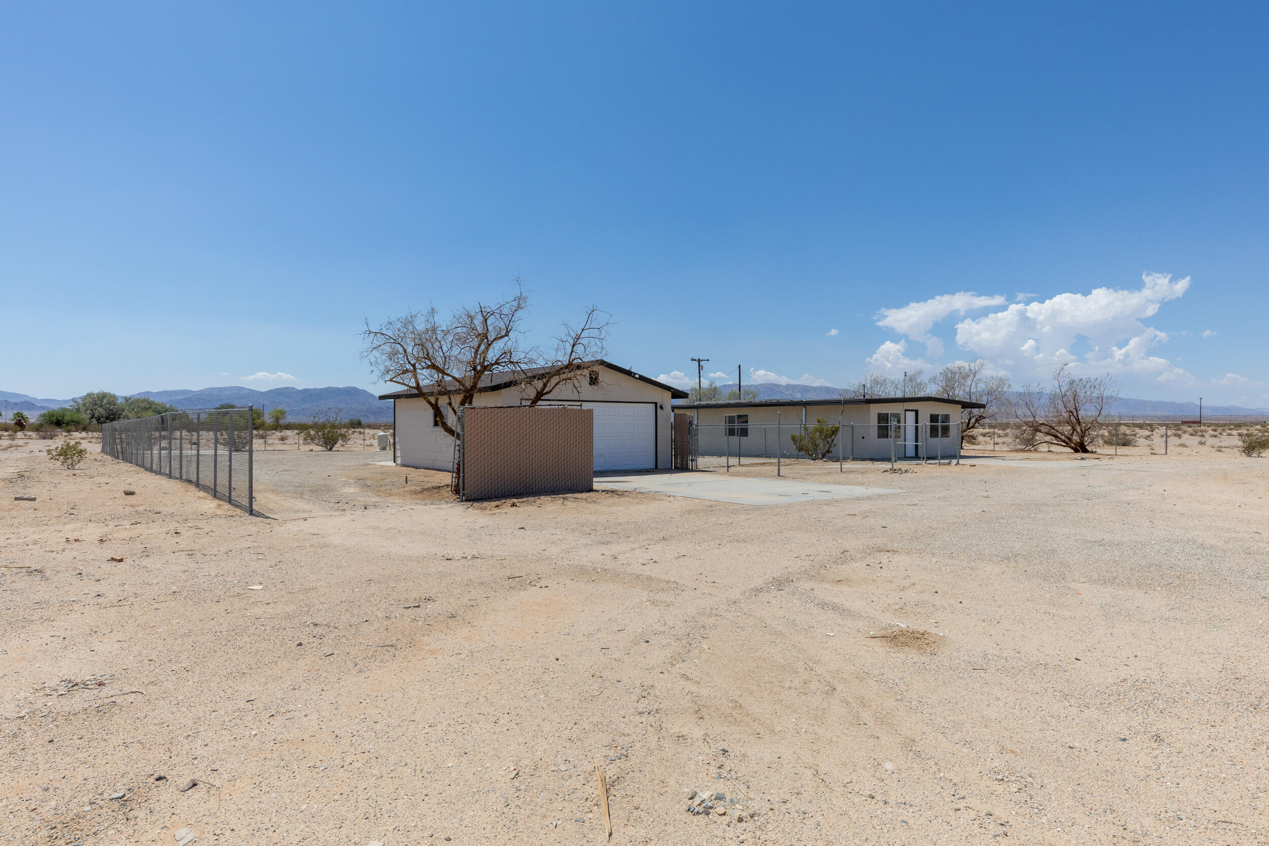 84417 Amboy Road Twentynine Palms, CA 92277 - Photo 2 of 23 a view of a terrace