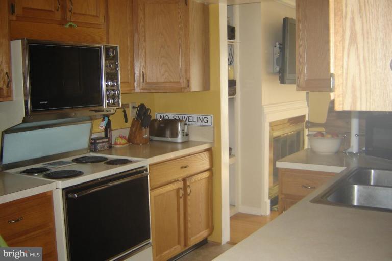 17563 Kohlhoss Road Poolesville, MD 20837 - Photo 19 of 20 a kitchen with a sink stove and microwave