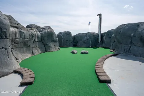 a view of a back yard