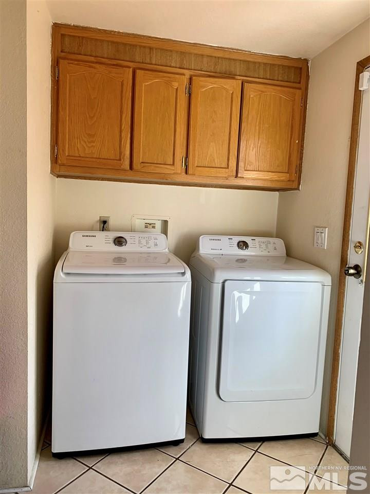 2182 Barberry Way Reno, NV 89512 - Photo 5 of 12 a utility room with dryer and washer