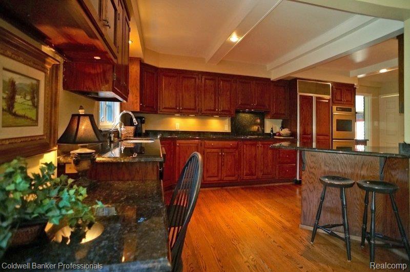 725 Half Moon Road Bloomfield Hills, MI 48301 - Photo 10 of 25 Kit with Desk & Area for Stools