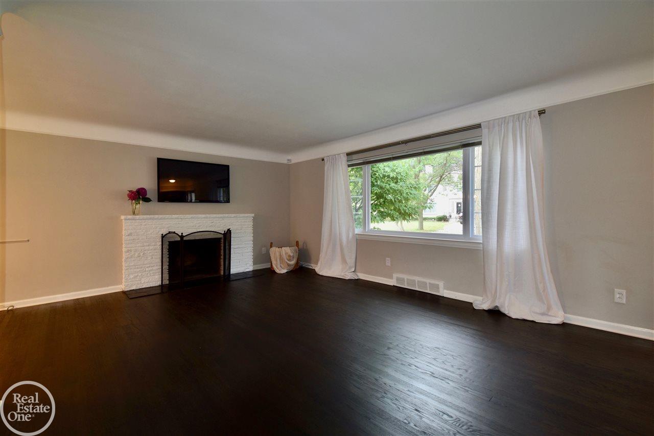 1086 Hawthorne Road Grosse Pointe, MI 48236 - Photo 5 of 31