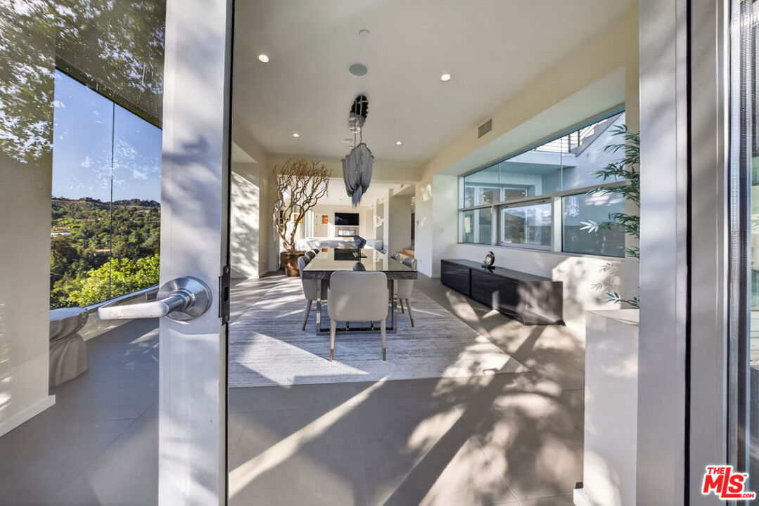 9716 Oak Pass Road Beverly Hills, CA 90210 - Photo 13 of 73