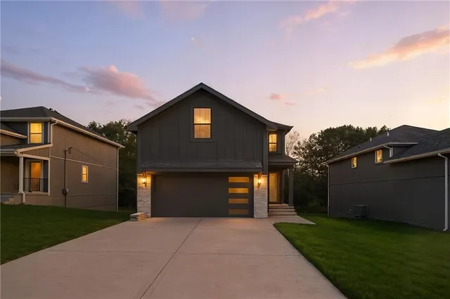 $389,900 | 11218 North Oak Trafficway, Kansas City, MO 64155
