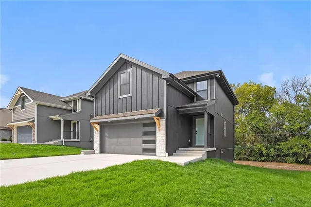 $389,900 | 11218 North Oak Trafficway, Kansas City, MO 64155