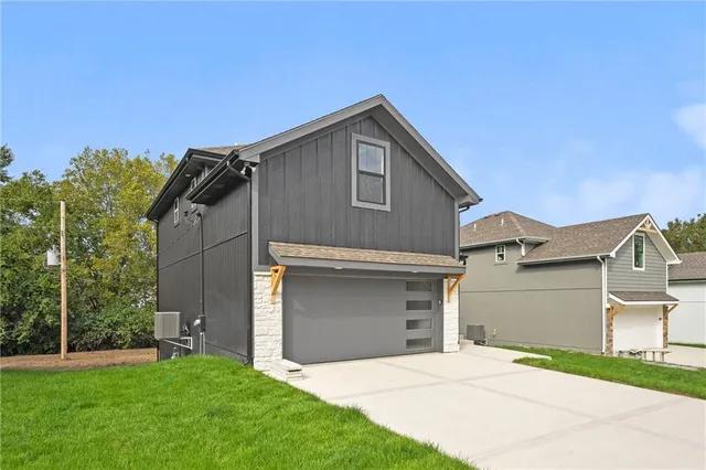 $389,900 | 11218 North Oak Trafficway, Kansas City, MO 64155