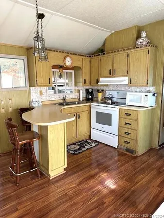 $2,300 | 952 Nettles Boulevard, Jensen Beach, FL 34957