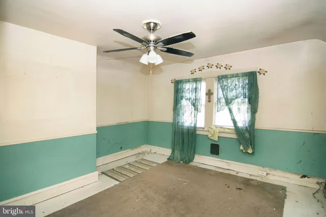 a view of a livingroom with furniture