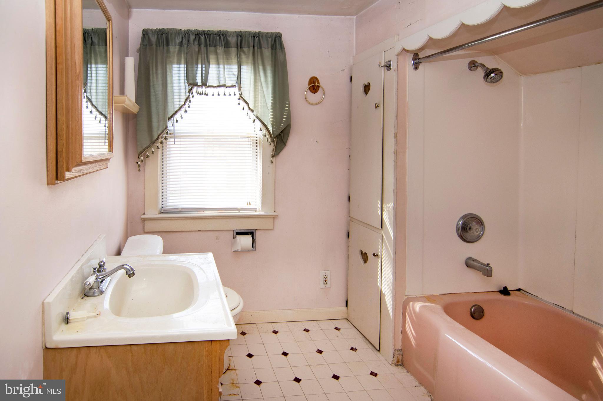 542 Williamstown Road Sicklerville, NJ 08081 - Photo 25 of 38 a bathroom with a sink a toilet and a bathtub