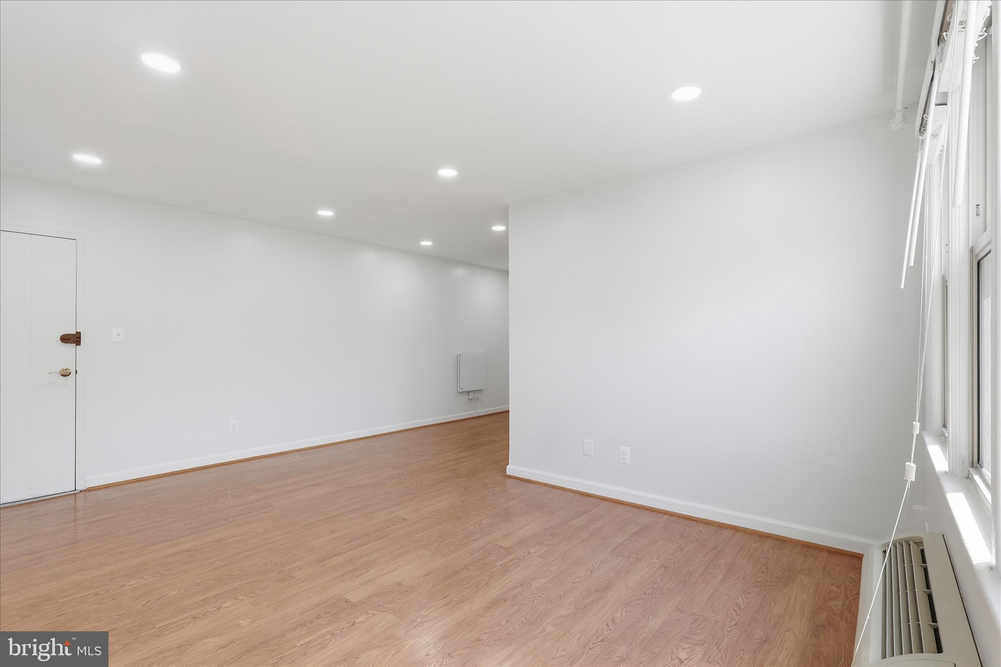 4635 20th Road North, Unit 6 Arlington, VA 22207 - Photo 6 of 22 Living Room
