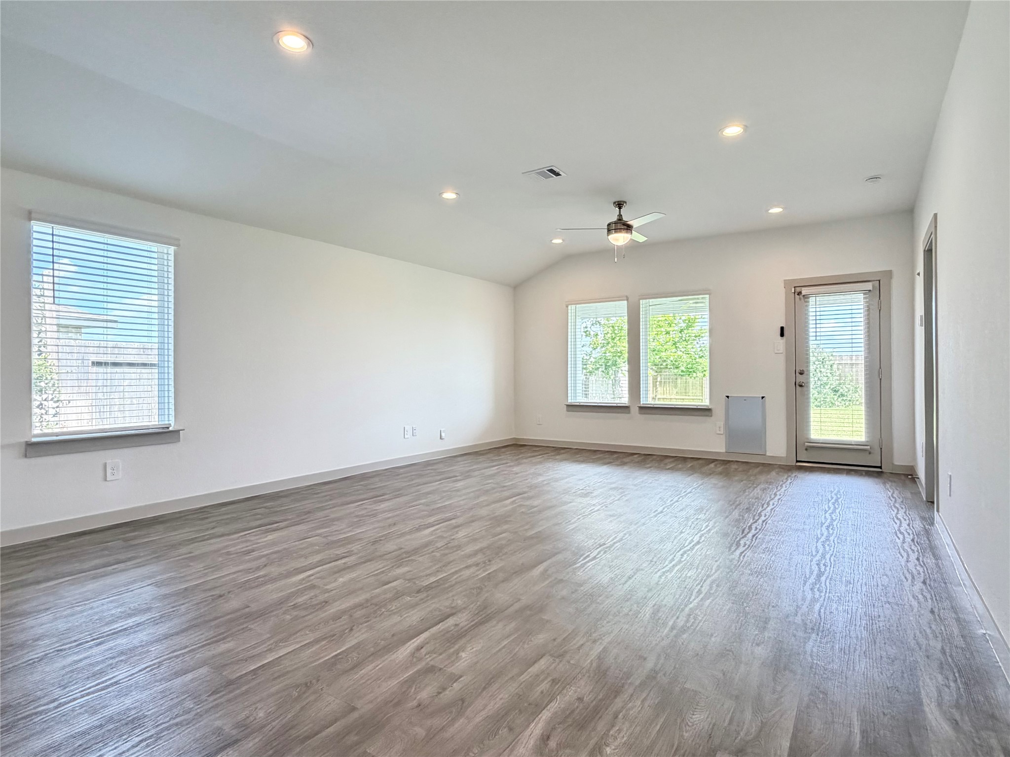 41 Desert Spring Lane Manvel, TX 77578 - Photo 5 of 18 Spacious living area with vinyl plank floors and 2-inch blinds.