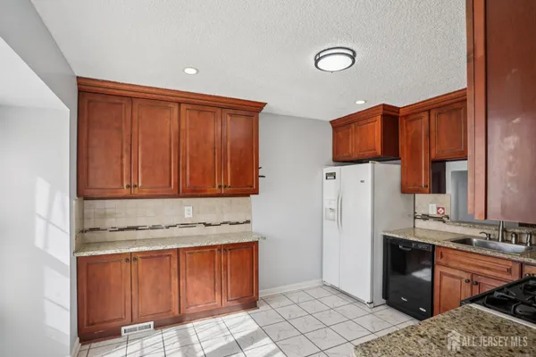 $3,000 | 204 Hampshire Court, Piscataway, NJ 08854