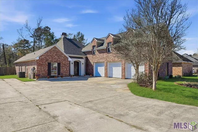 $370,000 | 1480 Willow Oak Drive, Denham Springs, LA 70726