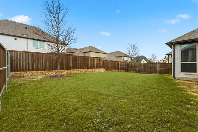 a view of a back yard