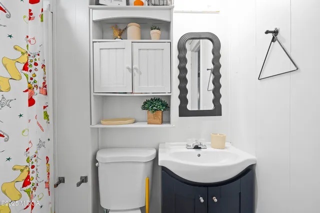 a view of room with window and a ceiling fan