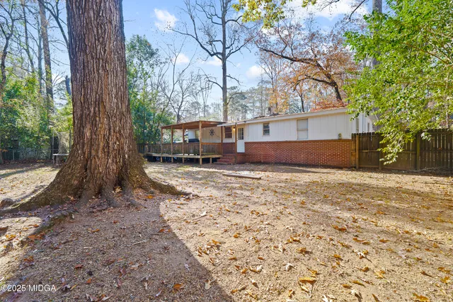 a view of entryway with a balcony