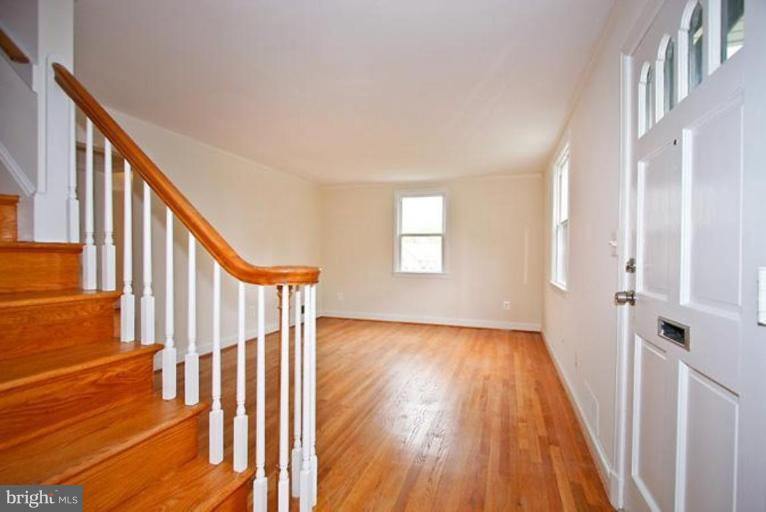 110 George Street Gaithersburg, MD 20877 - Photo 2 of 15 Living Room