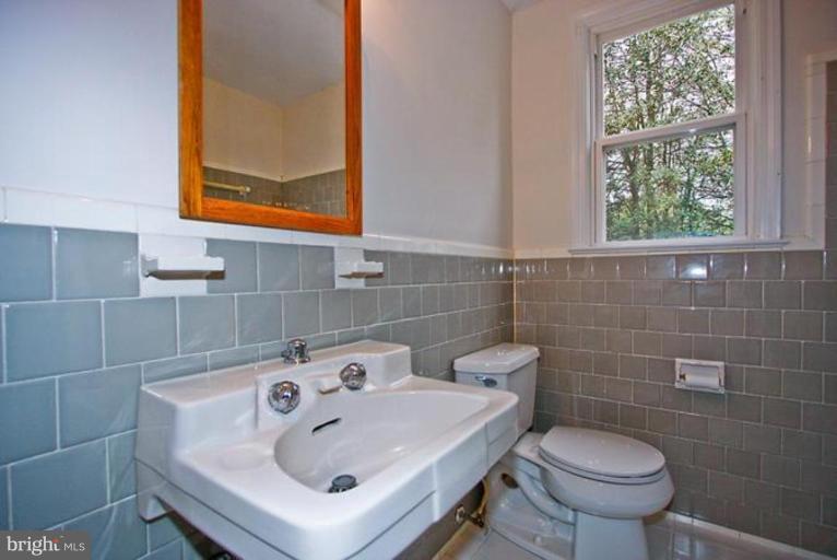 110 George Street Gaithersburg, MD 20877 - Photo 7 of 15 Bath #1
