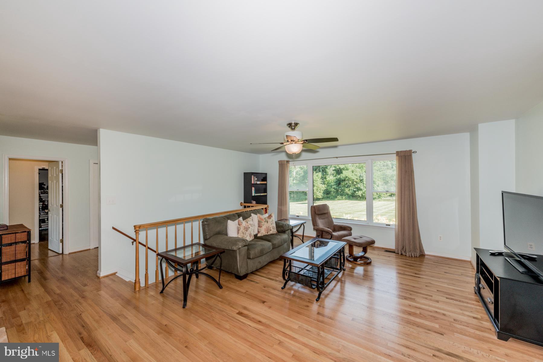 13605 Frederick Road West Friendship, MD 21794 - Photo 4 of 29 Living Room