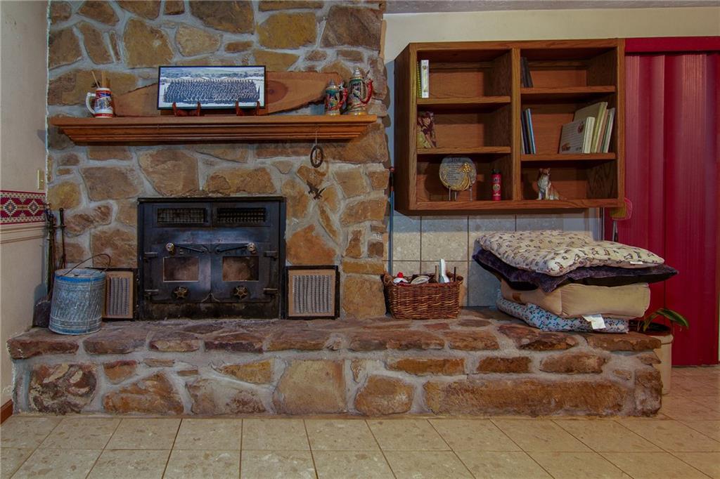 3315 Southeast Lostine Road Columbus, KS 66725 - Photo 8 of 37