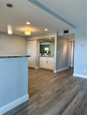 $3,500 | 12500 Capri Circle North, Unit 401, Treasure Island, FL 33706