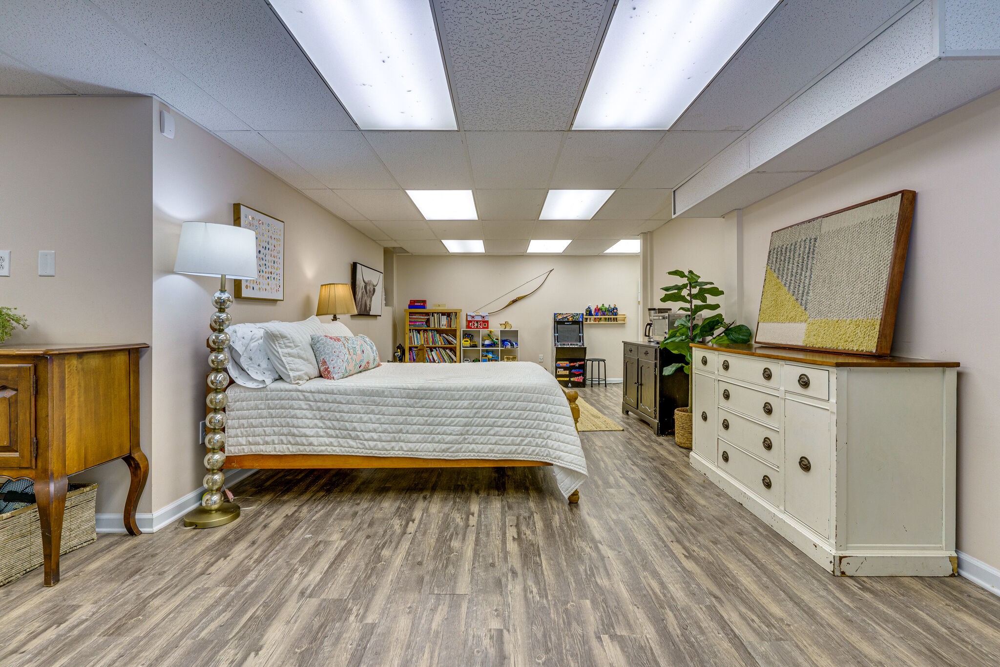 1500 Fallen Beetree Road Kingston Springs, TN 37082 - Photo 25 of 47 a large room with a bed and furniture