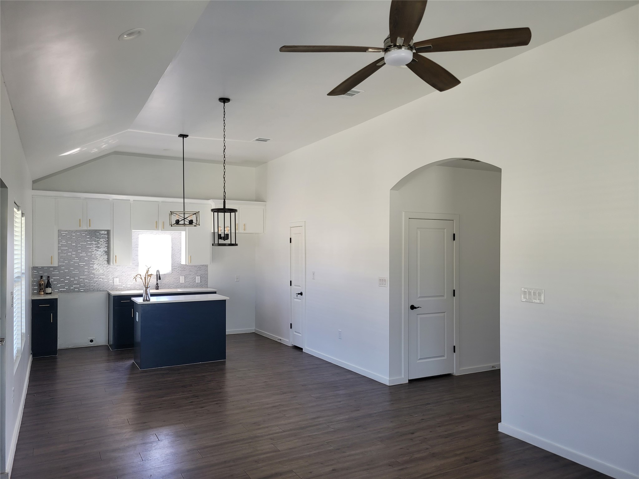 422 County Road 422 Road Stockdale, TX 78160 - Photo 10 of 37 An inviting open-concept living area with vaulted ceilings and a modern kitchen island.