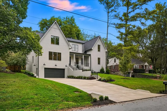 a view of a livingroom with furniture and a ceiling fan