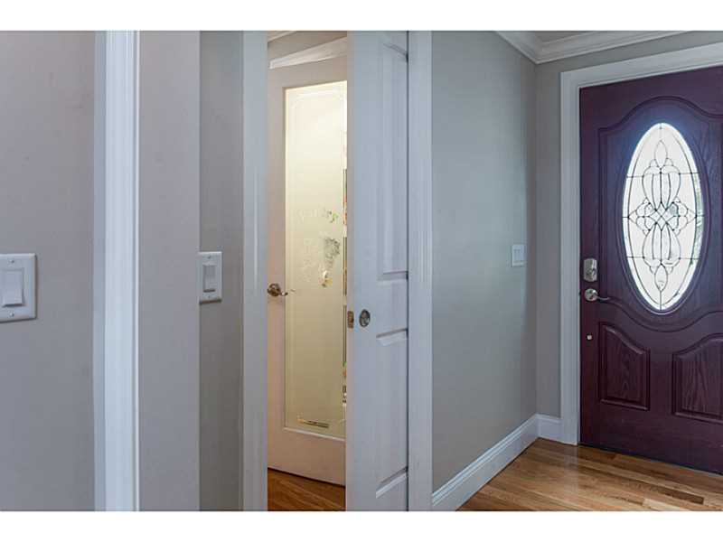 22 Falmouth Road Cranston, RI 02920 - Photo 4 of 25 Entry.