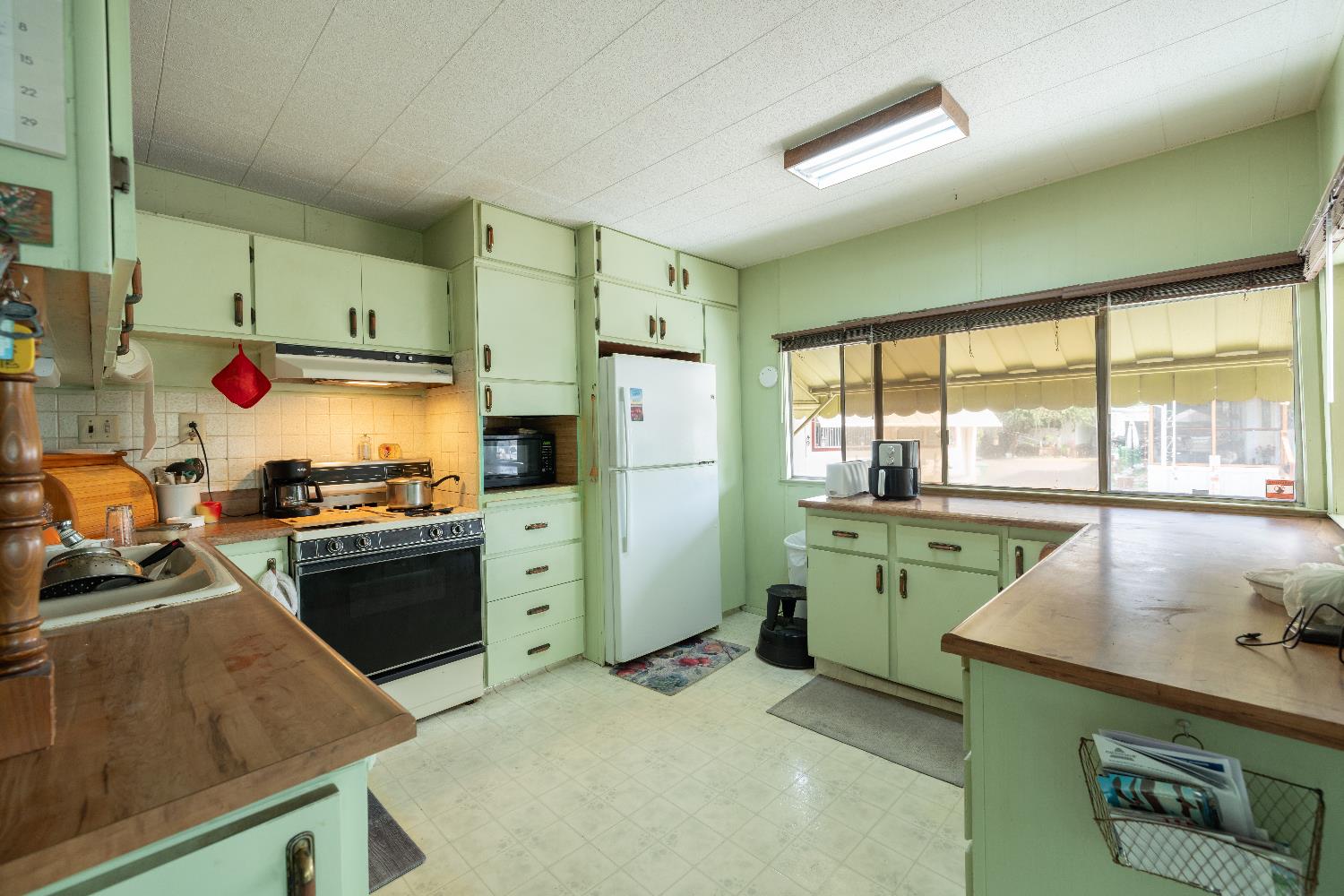 60 Birch Lane Folsom, CA 95630 - Photo 20 of 24 a kitchen with a refrigerator and a stove top oven