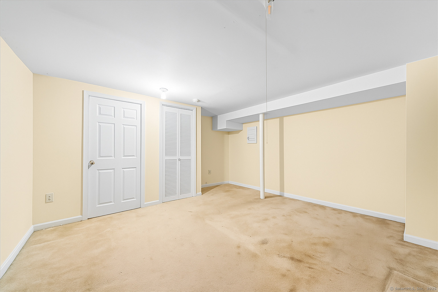 631 Fairview Avenue Bridgeport, CT 06606 - Photo 20 of 22 a view of an empty room and a window