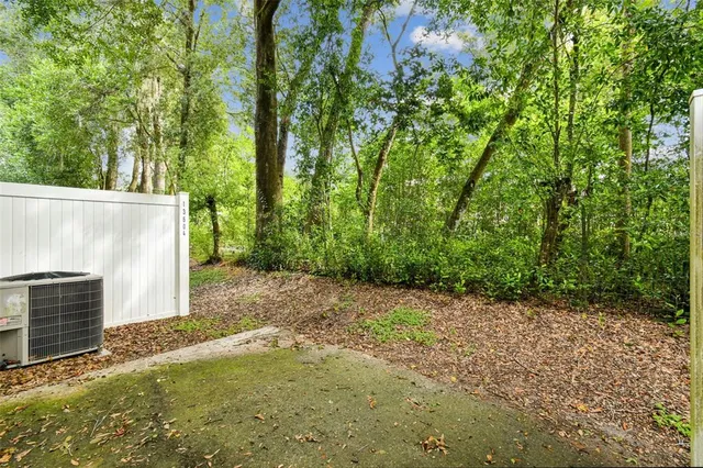 a view of a backyard