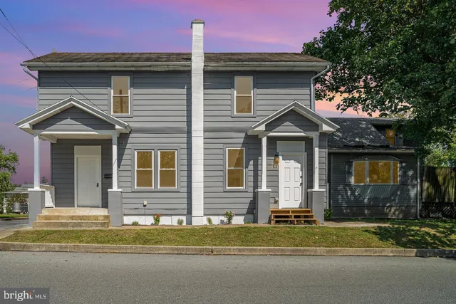 a view of a house with a yard