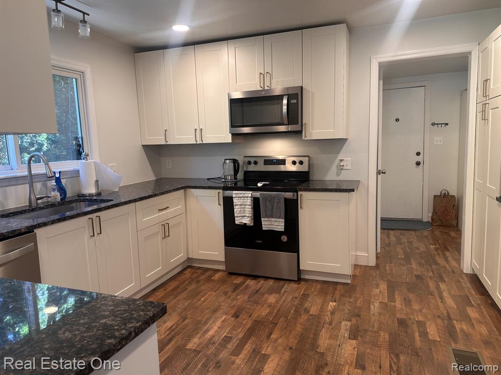 2073 Roslyn Road Grosse Pointe Woods, MI 48236 - Photo 10 of 30
