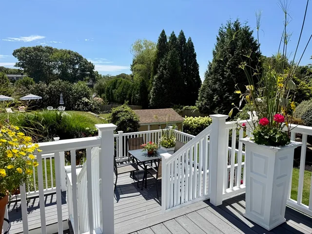 a view of a backyard