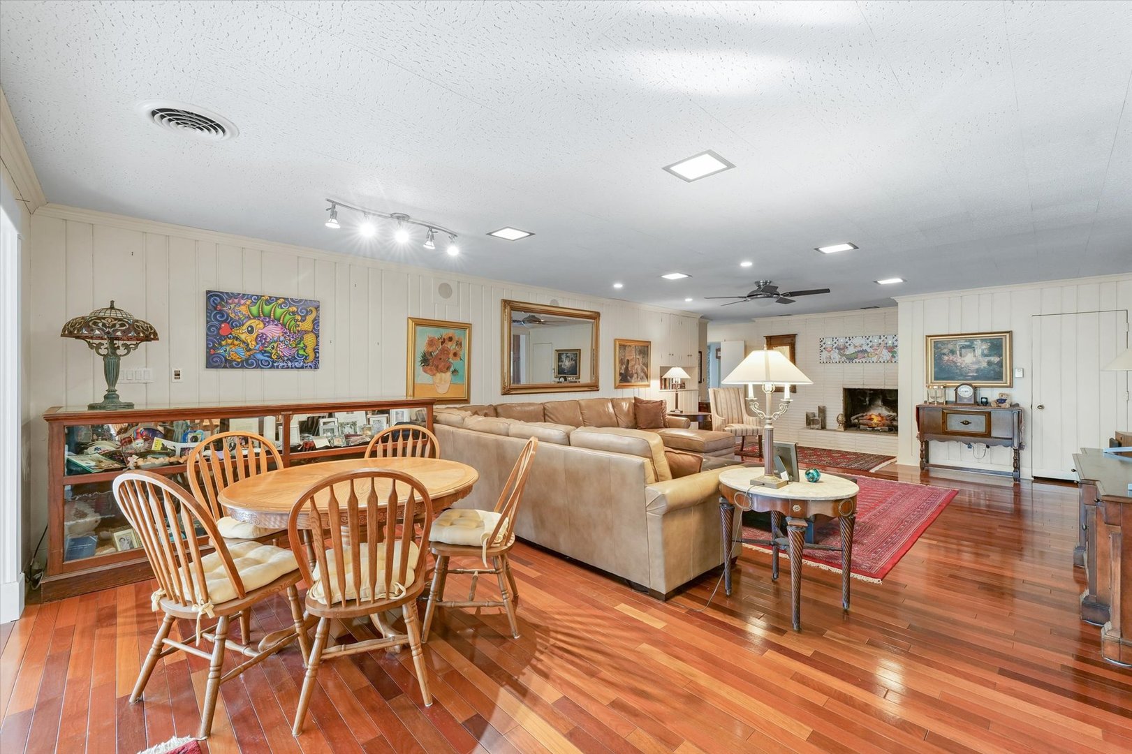 22 Greencroft Drive Champaign, IL 61821 - Photo 7 of 90 a living room with furniture and wooden floor