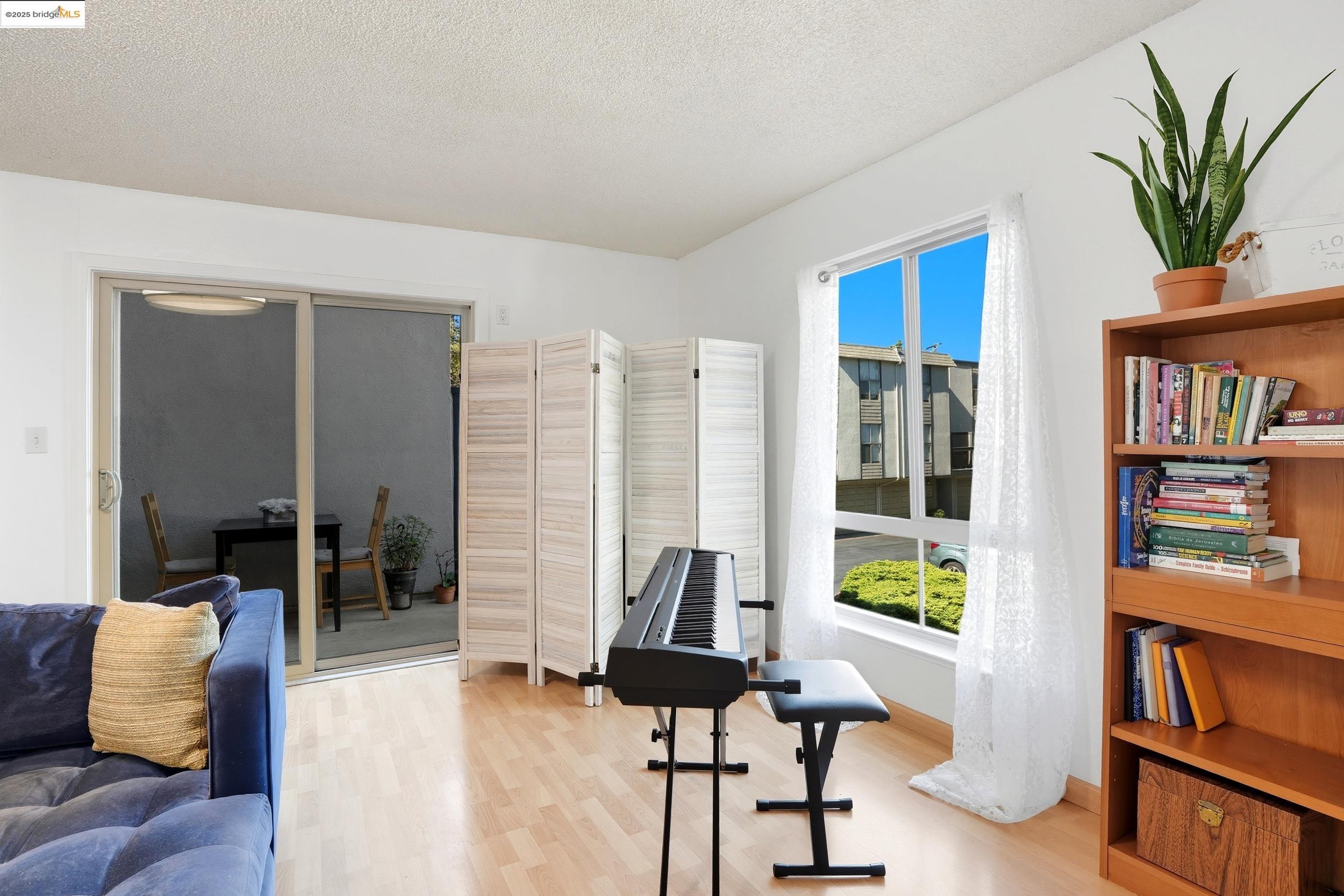 2036 Sierra Road, Unit 2 Concord, CA 94518 - Photo 5 of 32 a living room with furniture and a potted plant