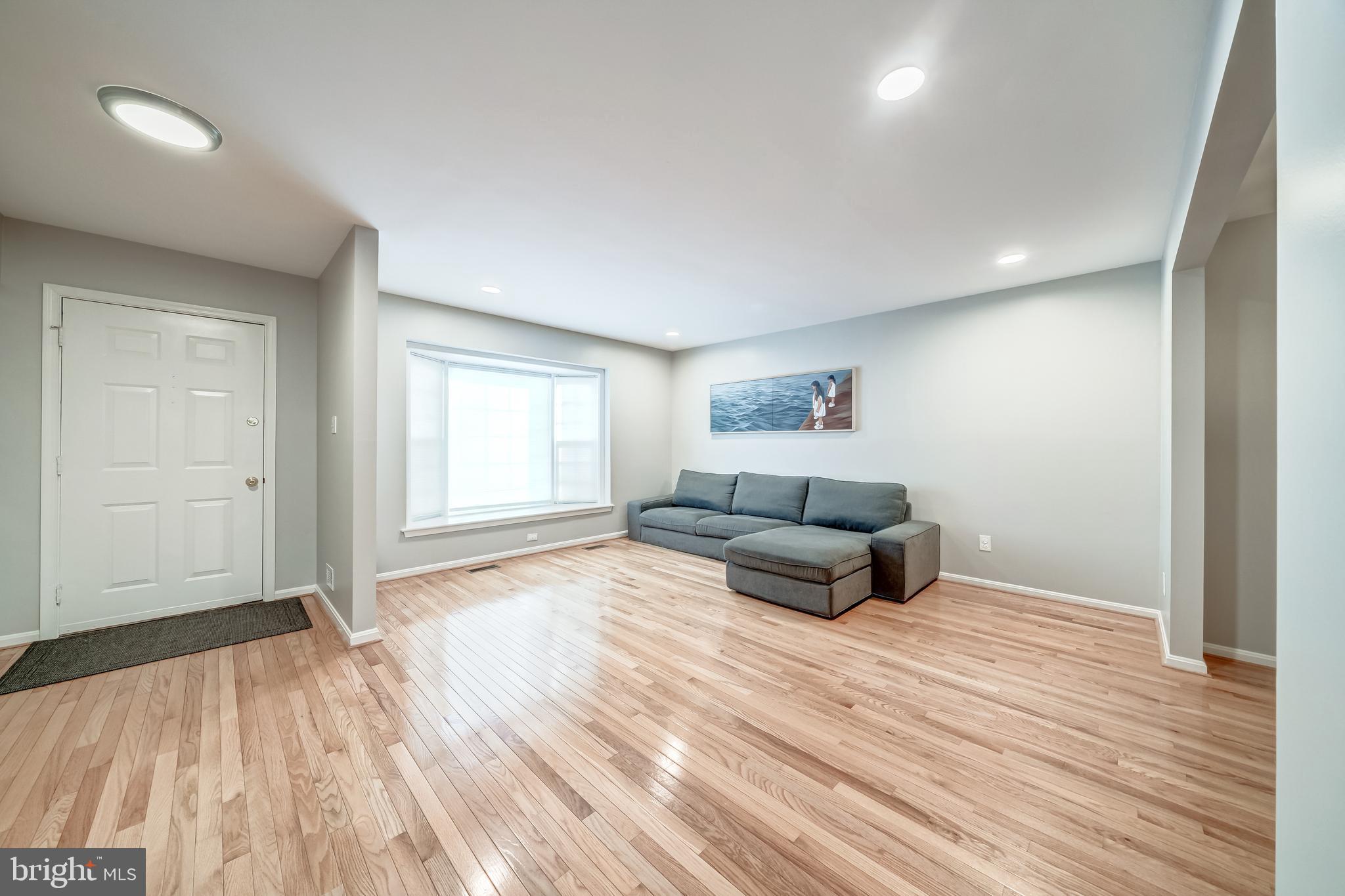 2157 Pond View Court Reston, VA 20191 - Photo 8 of 34 entrance to the living room