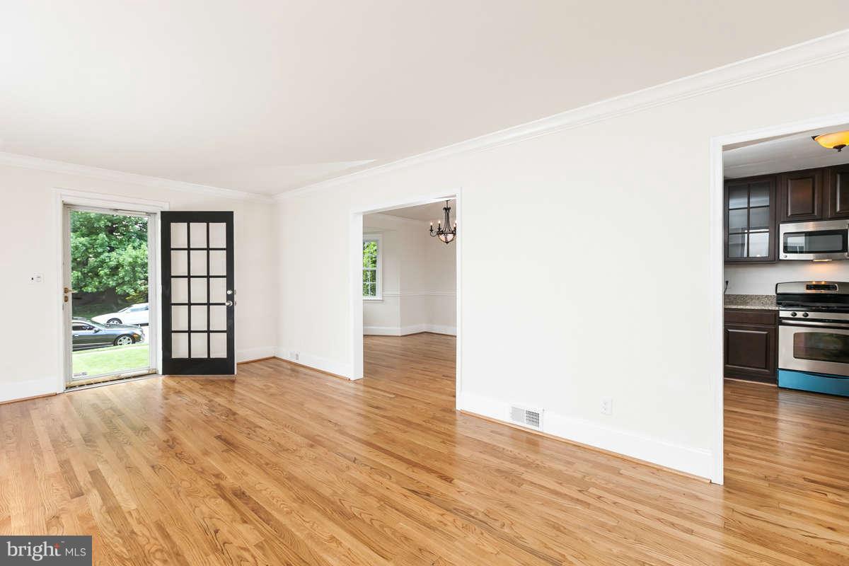 114 Cedarcroft Road Baltimore, MD 21212 - Photo 3 of 19 Living Room