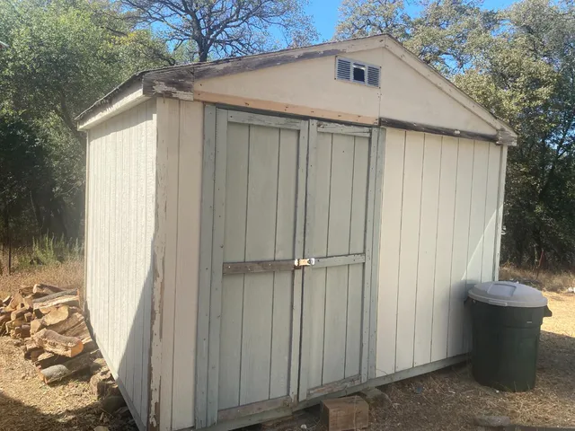 a view of a yard with a tree