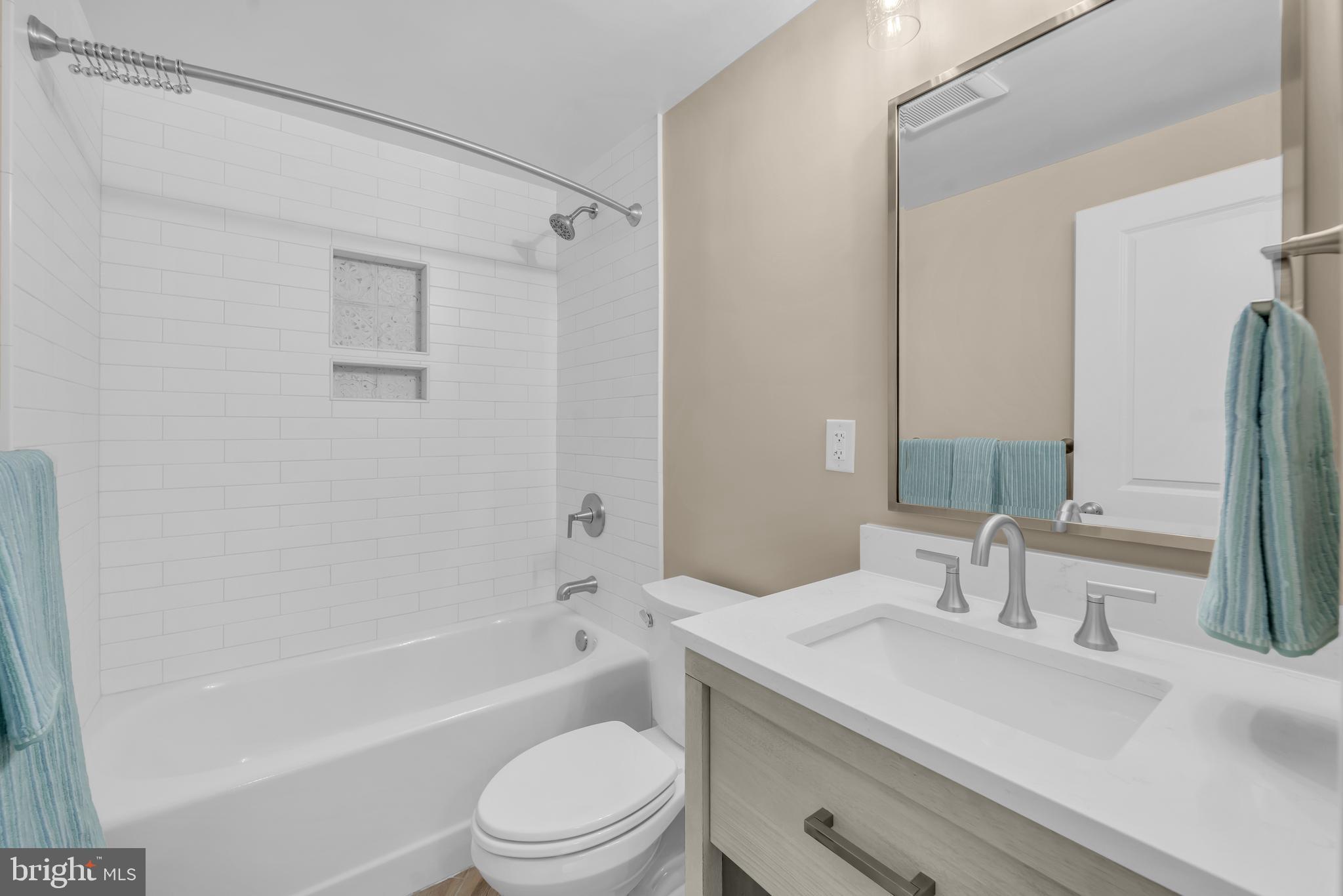 1806 North Shore Court Reston, VA 20190 - Photo 36 of 58 Top floor shared bath - fully remodeled