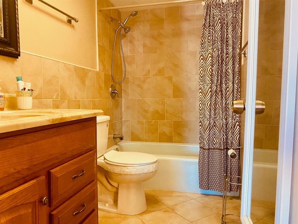 Northeast Boca Raton Boca Raton, FL 33431 - Photo 10 of 32 a bathroom with a sink toilet and shower