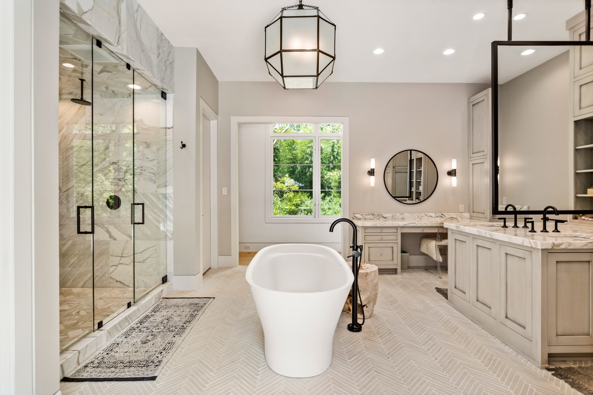 960 Overton Lea Road Nashville, TN 37220 - Photo 19 of 50 a bathroom with a bathtub a sink and a mirror