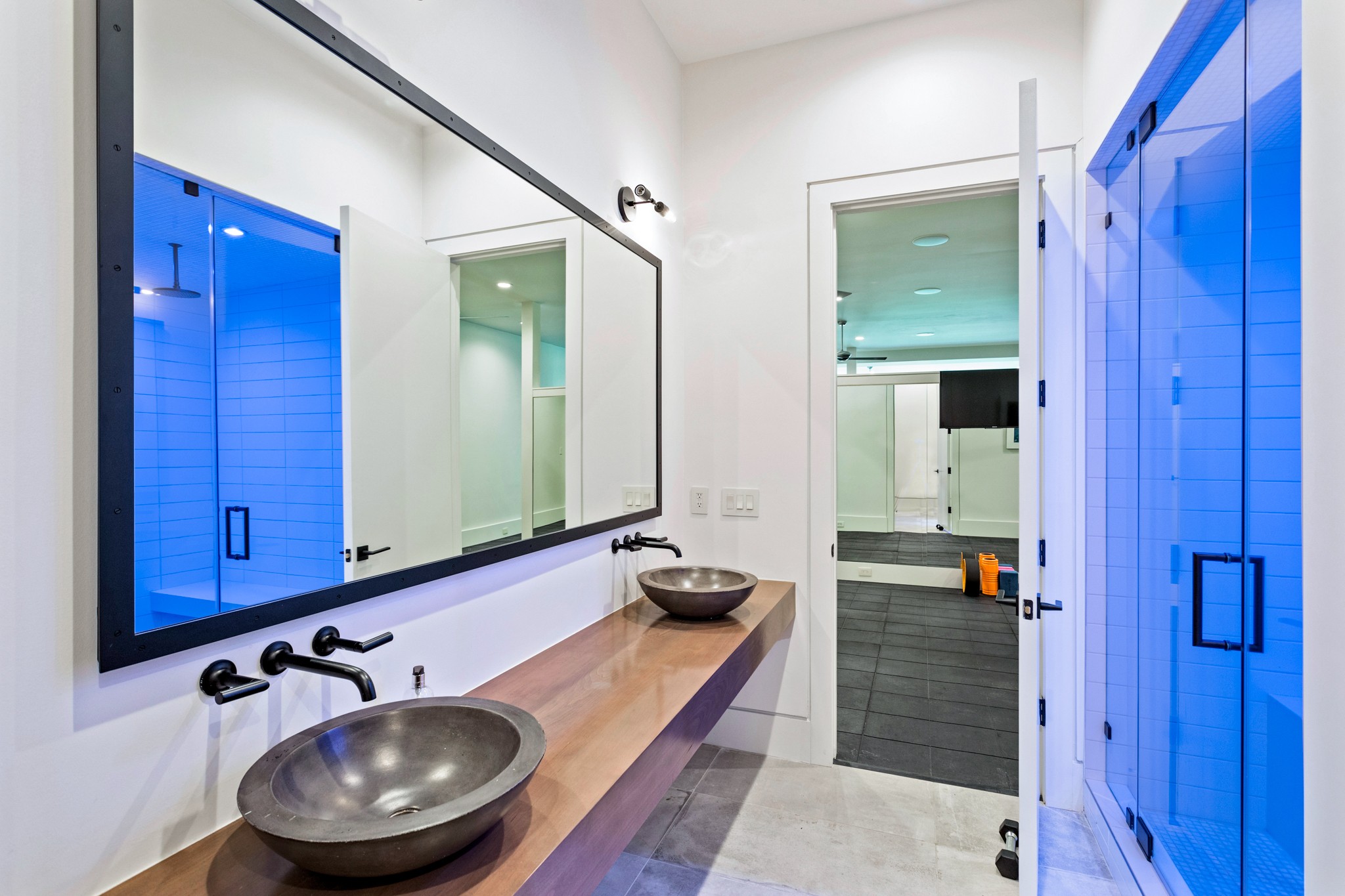 960 Overton Lea Road Nashville, TN 37220 - Photo 32 of 50 a bathroom with a sink and a mirror