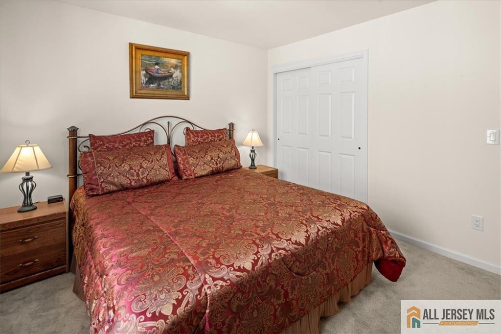 9 Bellingham Drive Kendall Park, NJ 08824 - Photo 34 of 65 a large bed sitting in a bedroom next to a lamp