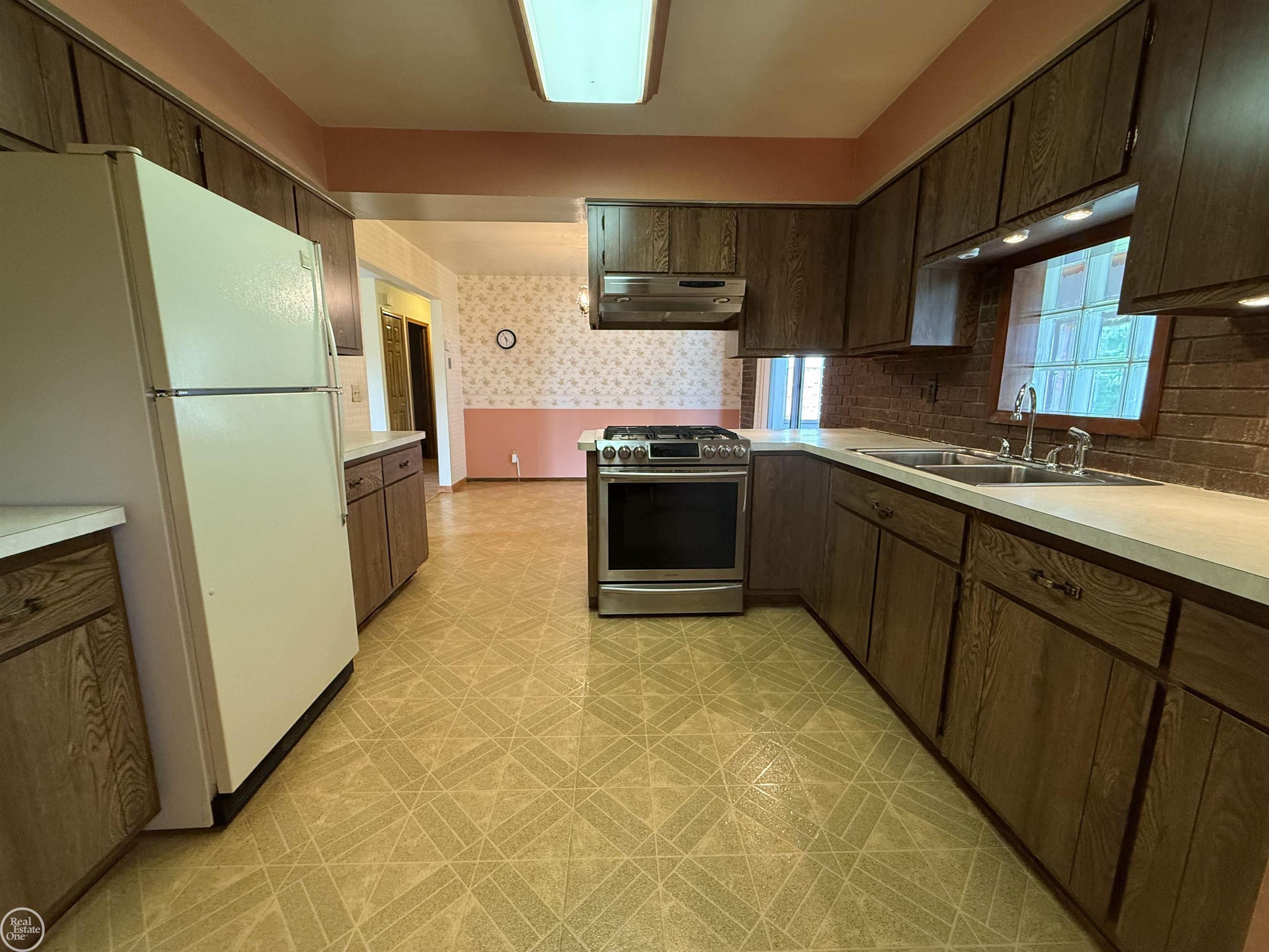 26250 South River Road Harrison Township, MI 48045 - Photo 16 of 28