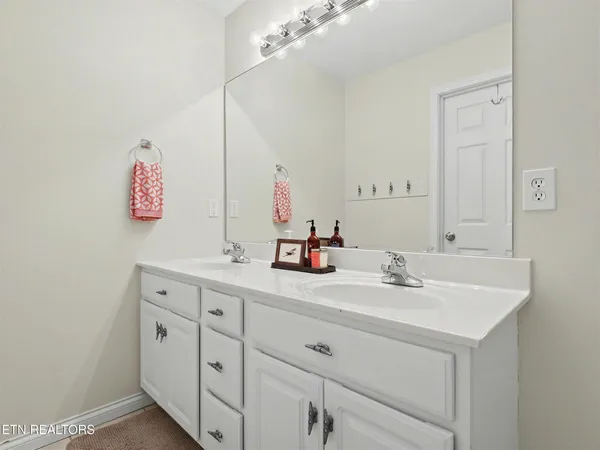 $975,000 | 149 West Deer Village Lane, La Follette, TN 37766