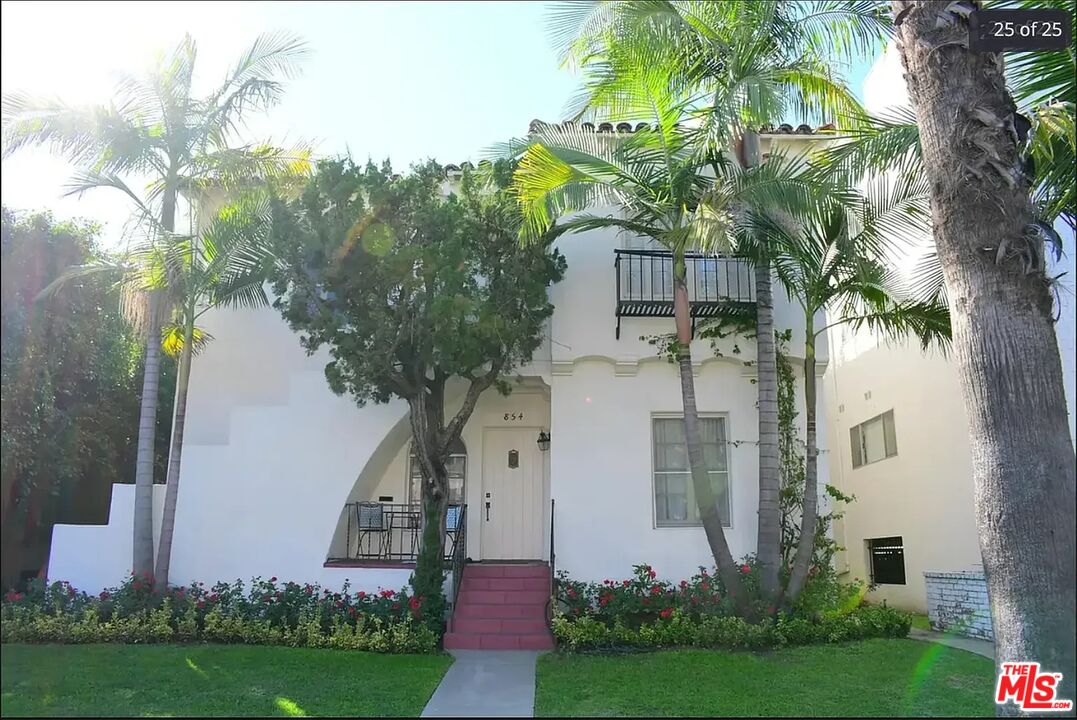 854 4th Street, Unit C Santa Monica, CA 90403 - Photo 12 of 12 a front view of a house with garden