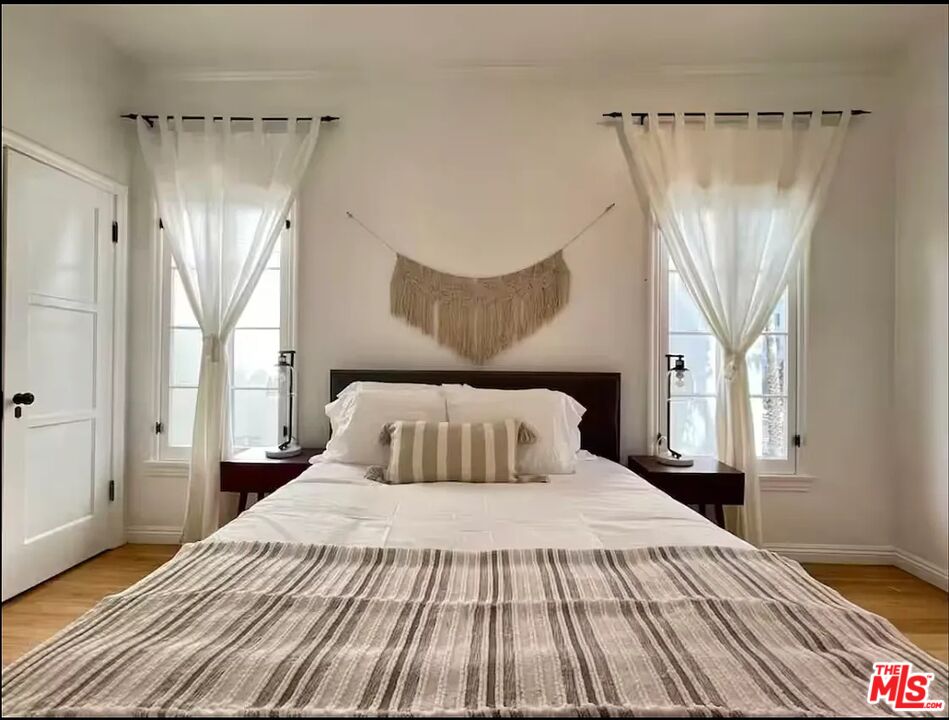 854 4th Street, Unit C Santa Monica, CA 90403 - Photo 8 of 12 a bedroom with a bed and a window